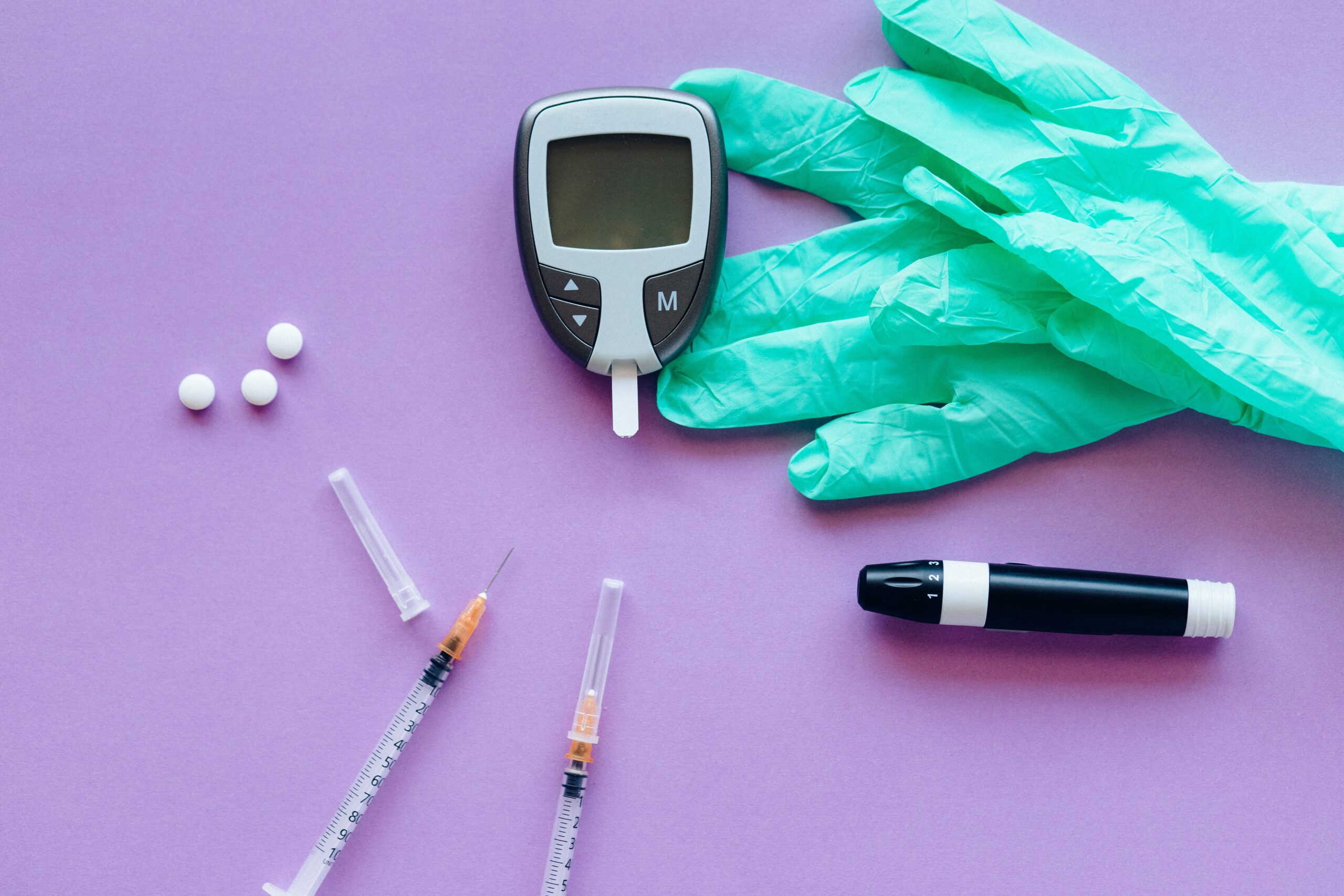 glucometer-and-syringes